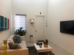 10242 NW 72nd St in Doral, FL - Building Photo - Building Photo