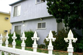 11221 Hatteras St in North Hollywood, CA - Foto de edificio - Building Photo