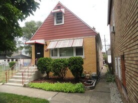 8021 S Coles Ave in Chicago, IL - Building Photo