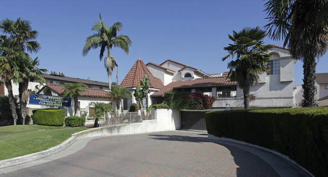 Amalfi Terrace in Anaheim, CA - Foto de edificio - Building Photo