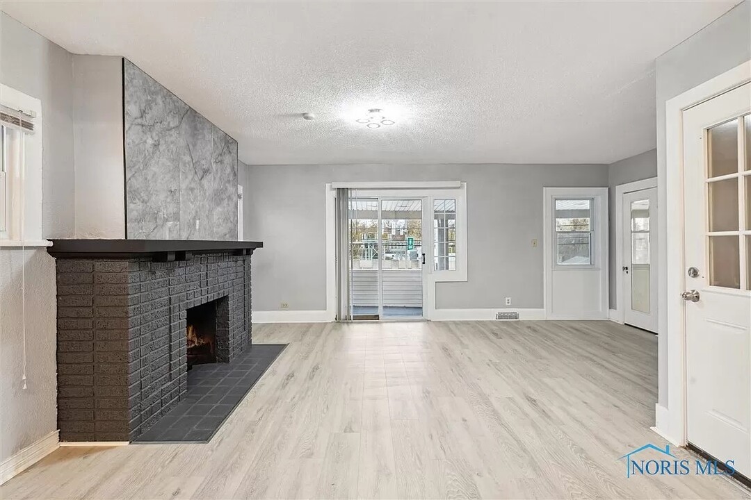 3037 Douglas Rd in Toledo, OH - Building Photo