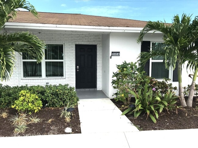 2858 N Dixie Hwy in Boca Raton, FL - Building Photo - Building Photo