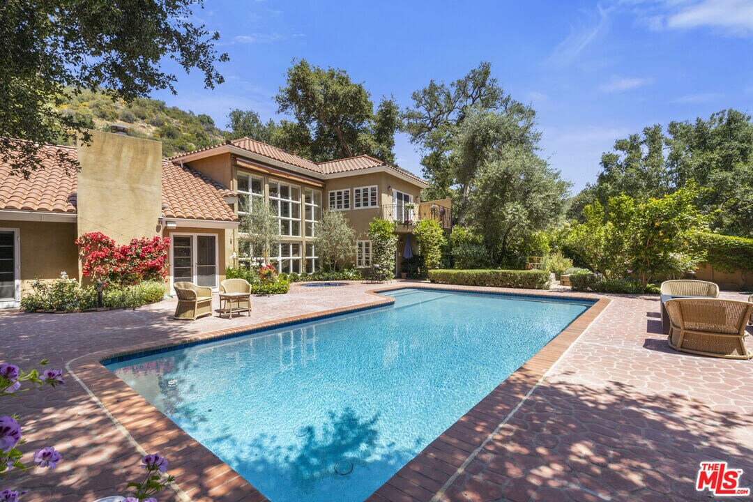 3265 Mandeville Canyon Rd in Los Angeles, CA - Building Photo