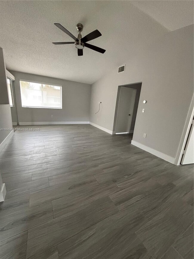 8013 Lake Dr in Doral, FL - Building Photo - Building Photo