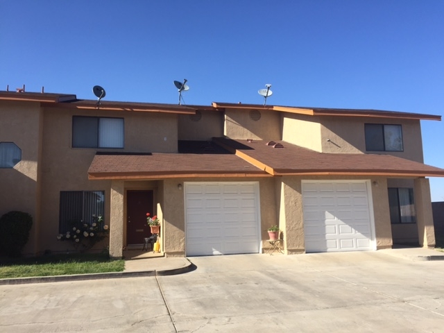 1341 E Avenue R in Palmdale, CA - Building Photo