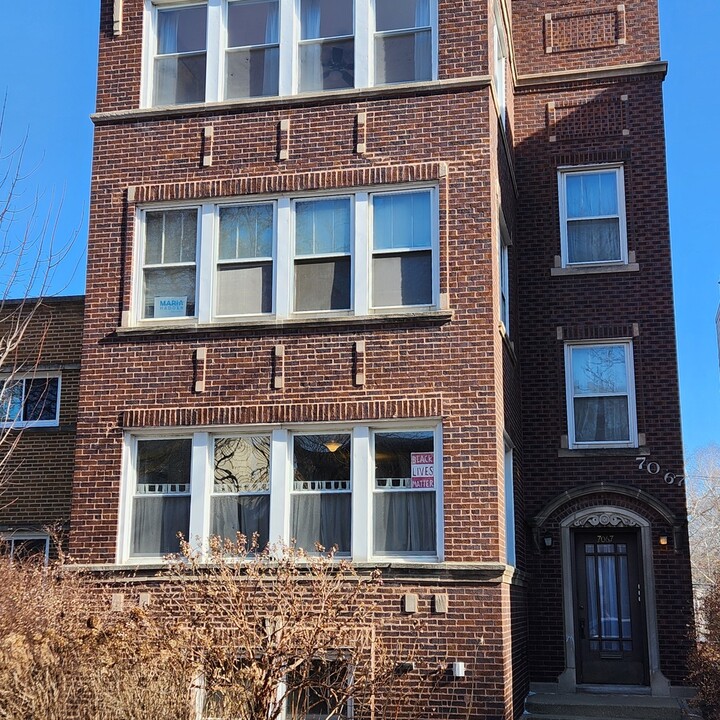 7067 N Ridge Blvd in Chicago, IL - Building Photo