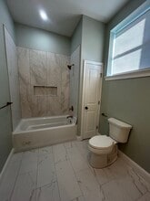 246 Front St, Unit 1 in Lincoln, RI - Foto de edificio - Building Photo