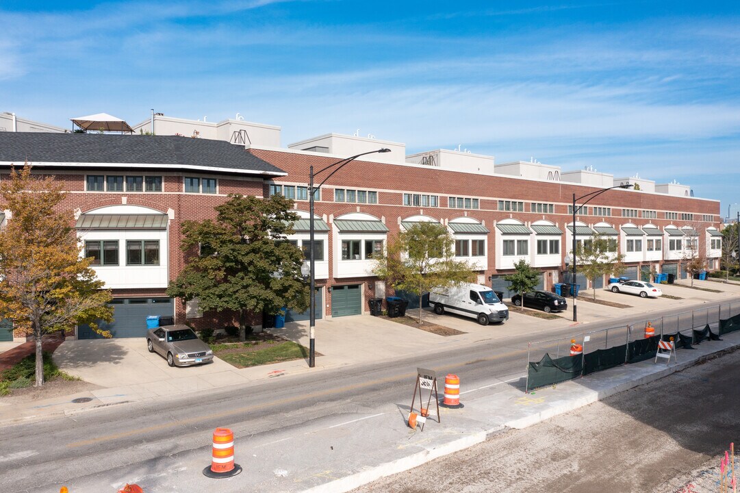 2448 W Grand Ave in Chicago, IL - Building Photo