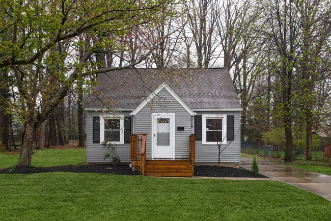 2019 Beverly Hills Dr in Richmond Heights, OH - Building Photo - Building Photo