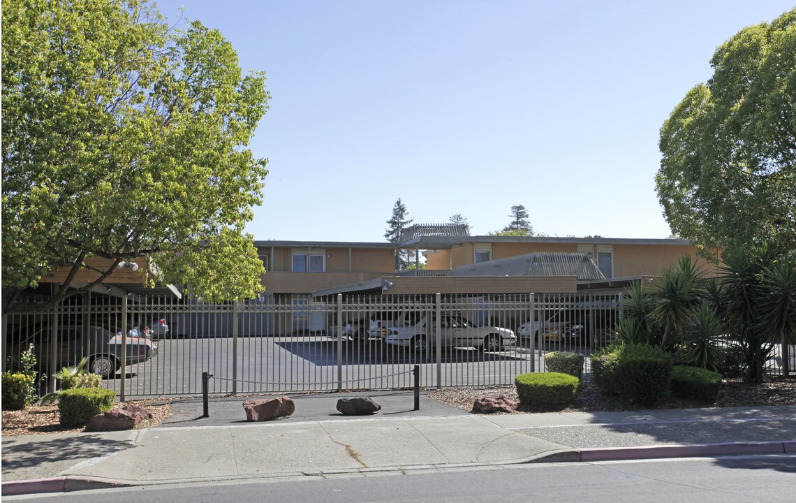 The Huntington Arms in Concord, CA - Building Photo