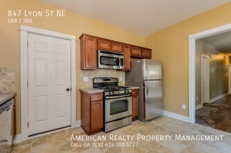 847 Lyon St NE in Grand Rapids, MI - Building Photo - Building Photo