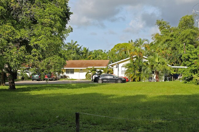 4337 Davis Rd in Lake Worth, FL - Building Photo - Building Photo