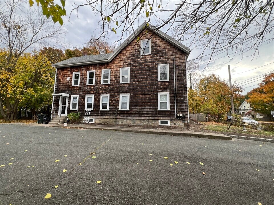 204 Elliott St-Unit -1 in Danvers, MA - Foto de edificio