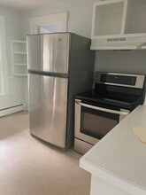 26 Front St, Unit Apartment #2 in Topsham, ME - Foto de edificio - Building Photo