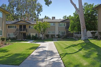 Pierce Park in Pacoima, CA - Foto de edificio - Building Photo