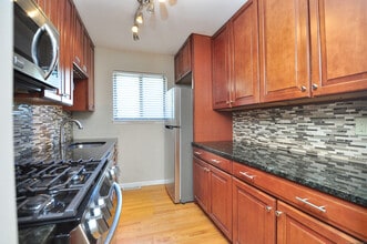 305 Timber Ln in Canton, CT - Building Photo - Building Photo