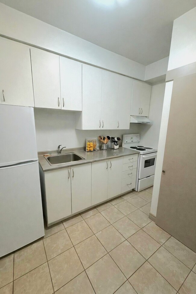 209 Madison Ave in Toronto, ON - Building Photo - Building Photo