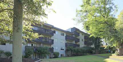 Elmwood Terrace in Victoria, BC - Building Photo - Building Photo