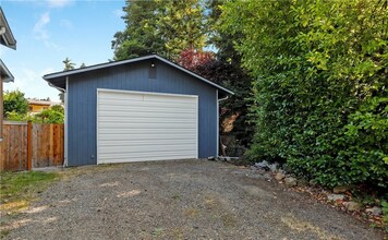 12062 NE 137th Ct in Kirkland, WA - Building Photo - Building Photo