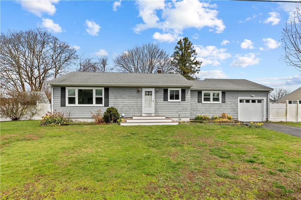 17 Phillips Ave in Middletown, RI - Building Photo