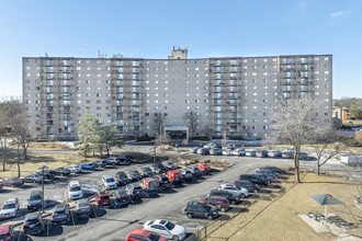 Lake Hinsdale Park in Willowbrook, IL - Building Photo - Building Photo