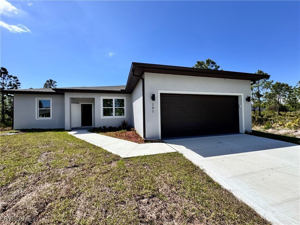 101 Tompkins St in Port Charlotte, FL - Foto de edificio
