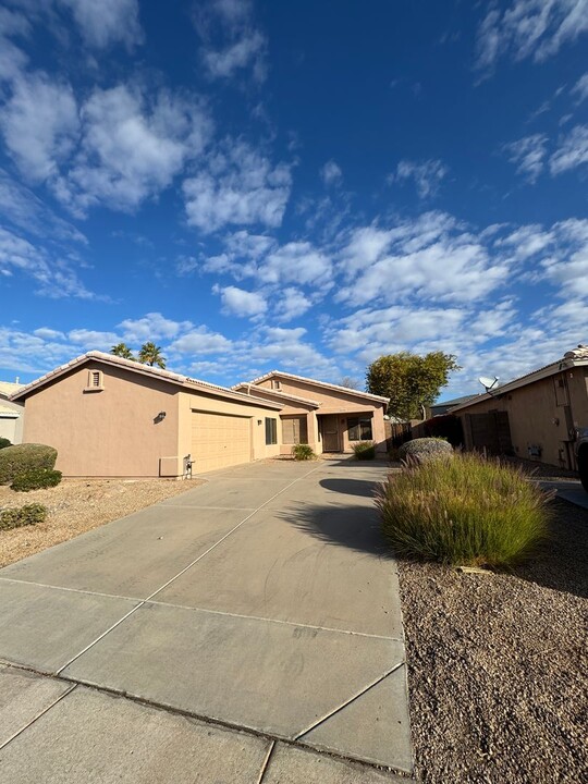 9450 W Quail Ave in Peoria, AZ - Building Photo