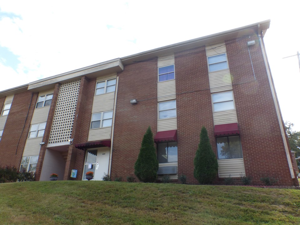 Gardens at Knoxwood in Knoxville, TN - Building Photo