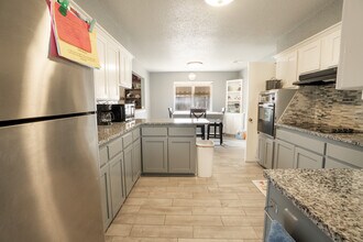 2308 SW 76th St in Oklahoma City, OK - Foto de edificio - Building Photo