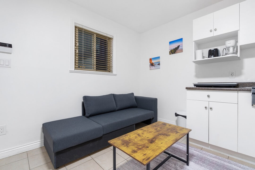 6843 Fraser St in Vancouver, BC - Building Photo
