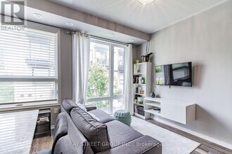 32 Fieldway Rd in Toronto, ON - Building Photo - Building Photo