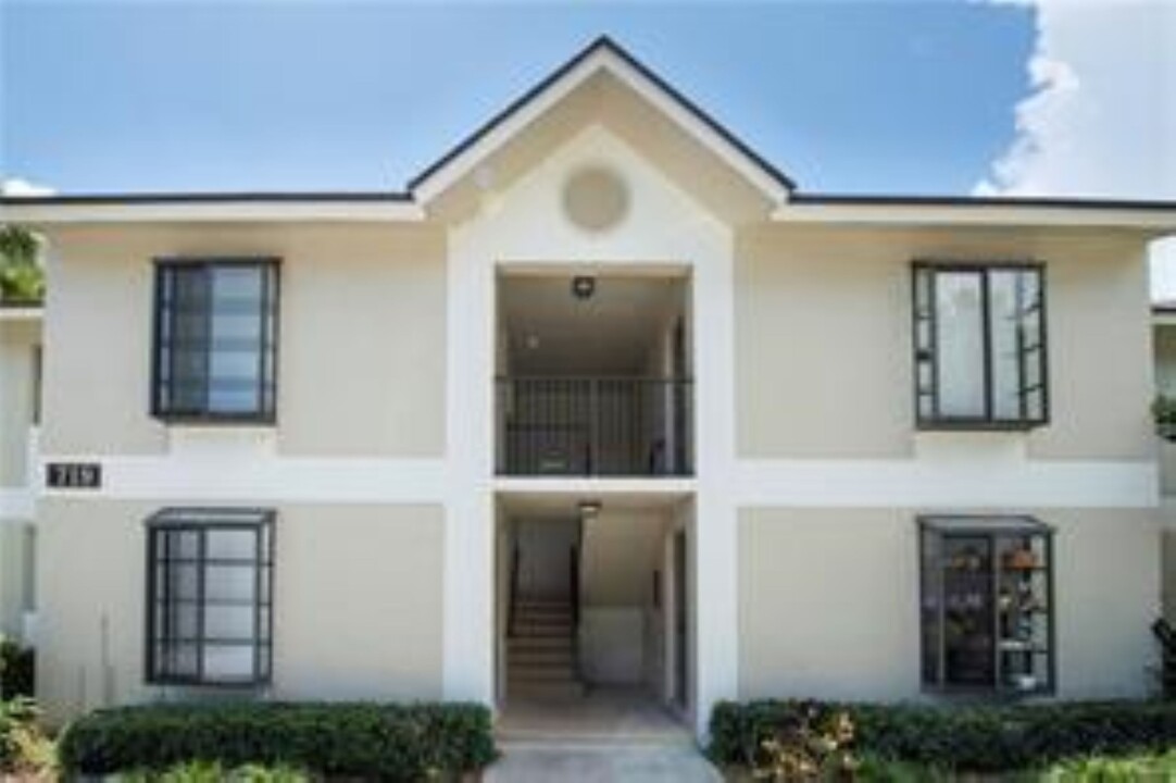 719 Gardens Dr, Unit 101 in Pompano Beach, FL - Building Photo