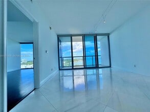 601 NE 36th St, Unit 1008 in Miami, FL - Building Photo - Building Photo