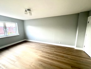 61-60 69th Ln in Queens, NY - Foto de edificio - Building Photo