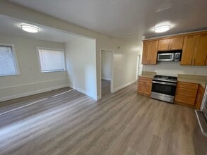 1946 E 20th St in Oakland, CA - Foto de edificio - Building Photo