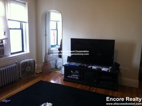 349 Pleasant St in Malden, MA - Foto de edificio - Building Photo