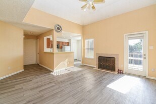 2011 Spenwick Dr, Unit 523 in Houston, TX - Building Photo