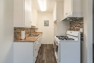 128 W Maple St in Glendale, CA - Foto de edificio - Interior Photo