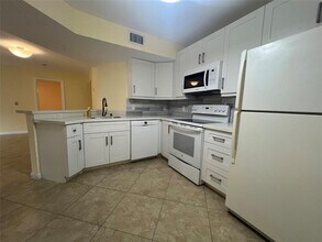 8977 Wiles Rd, Unit 206 in Coral Springs, FL - Foto de edificio - Building Photo