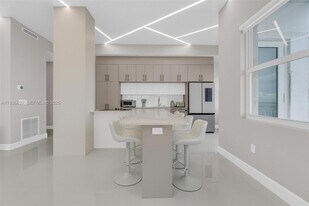 18011 Biscayne Blvd in Aventura, FL - Building Photo