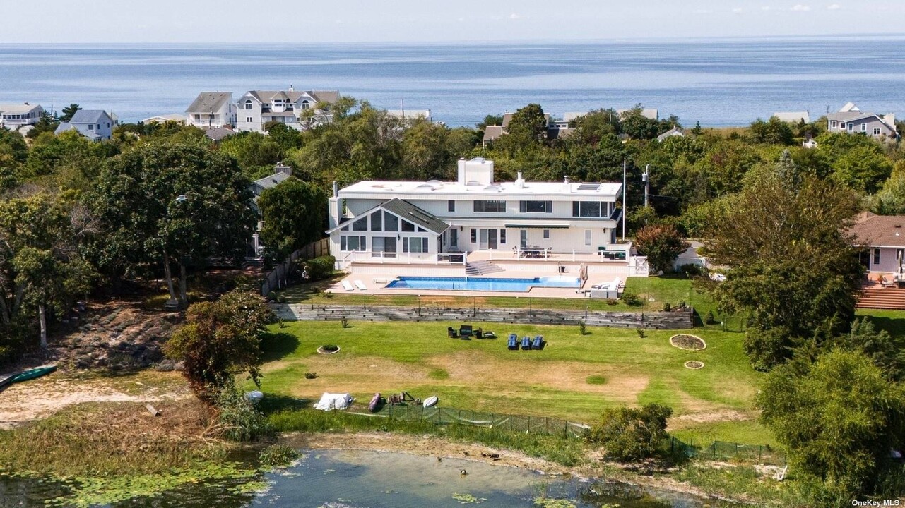 1205 Lake Dr in Southold, NY - Foto de edificio