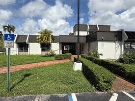 10431 N Kendall Dr in Miami, FL - Building Photo