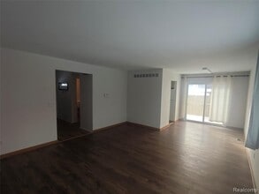 919 Kirts Blvd in Troy, MI - Foto de edificio - Building Photo