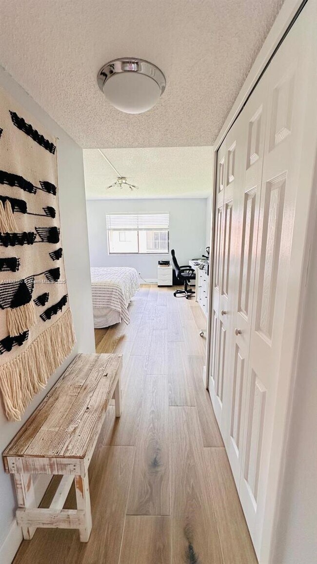 223 Lakeview Dr in Weston, FL - Building Photo - Building Photo