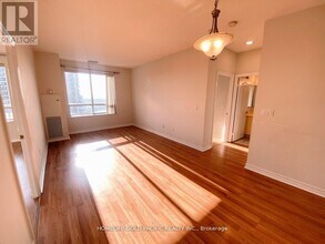18 Sommerset Way in Toronto, ON - Building Photo - Building Photo