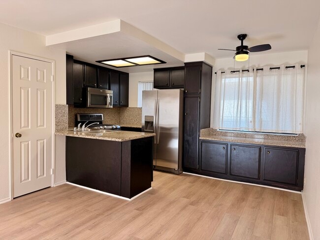 10740 Lawler St, Unit 10 in Los Angeles, CA - Foto de edificio - Building Photo