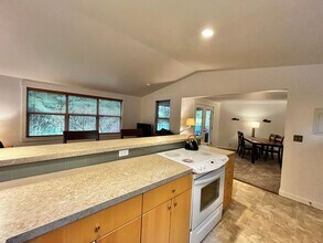 1574 Park View Dr NE in Bainbridge Island, WA - Building Photo - Building Photo