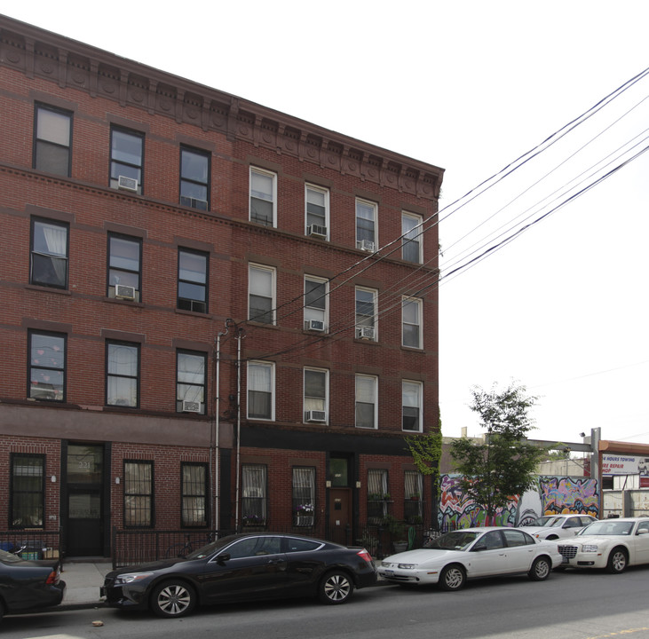 223 Van Brunt St in Brooklyn, NY - Building Photo