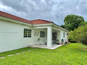 17711 NW 88th Ave in Hialeah, FL - Building Photo - Building Photo