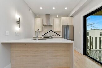 221 Paris St in Boston, MA - Foto de edificio - Building Photo